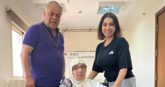 روجينا ووالدتها وأشرف زكى