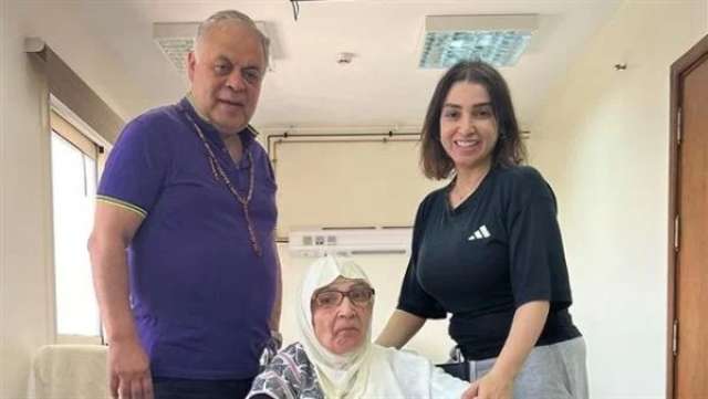 روجينا وأشرف زكي ووالدتها 