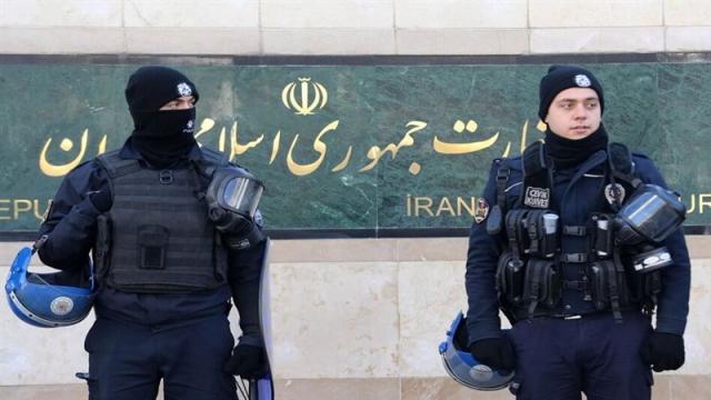 يران تعتقل مترجمين لزوجين فرنسيين محتجزين لديها