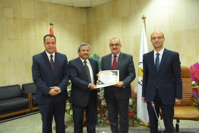 رئيس جامعة أسيوط يكرم العميد السابق لكلية التجارة 