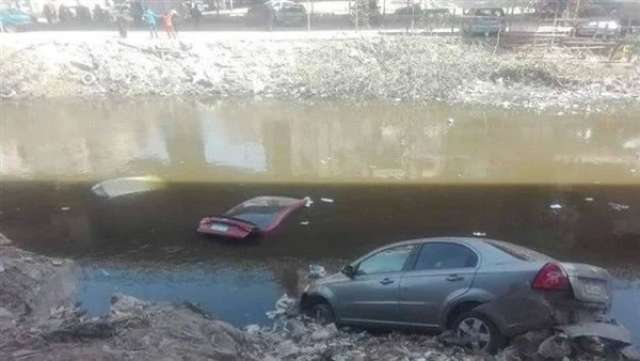 سيارتان فى ترعة المريوطية