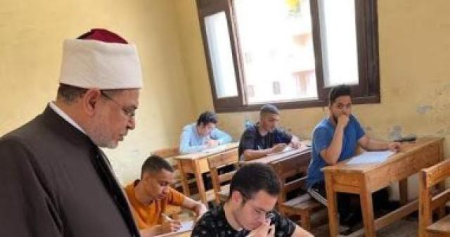 رئيس المعاهد الأزهرية يتفقد لجان الشهادة الثانوية بمادة الفيزياء