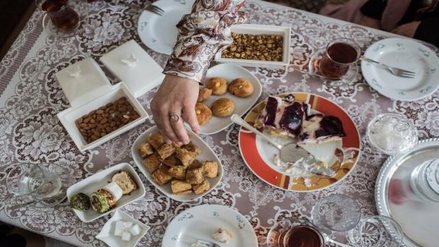 تناول الشاي مع الحلويات