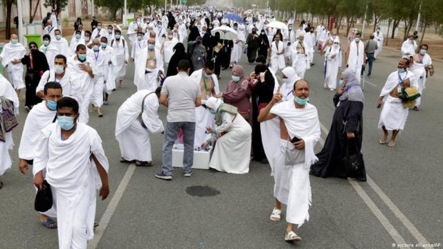 الحجاج يتجهون الى جبل عرفات