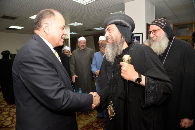 محافظ اسيوط يستقبل المهنئين