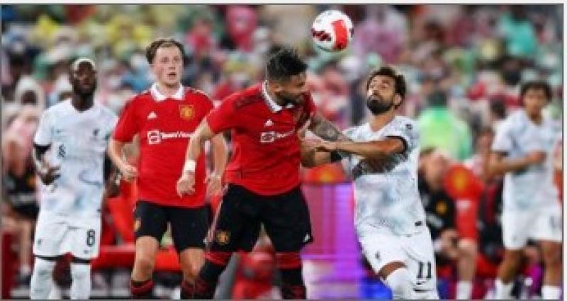 صلاح في كرة مشتركة مع لاعب مان يونايتد
