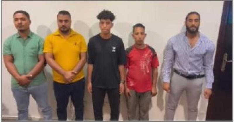 المتهمون عقب إلقاء القبض عليهم