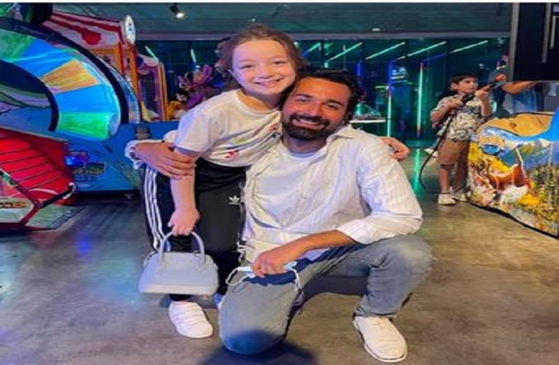 أحمد حاتم في أحدث ظهور له مع ابنة أحمد زاهر