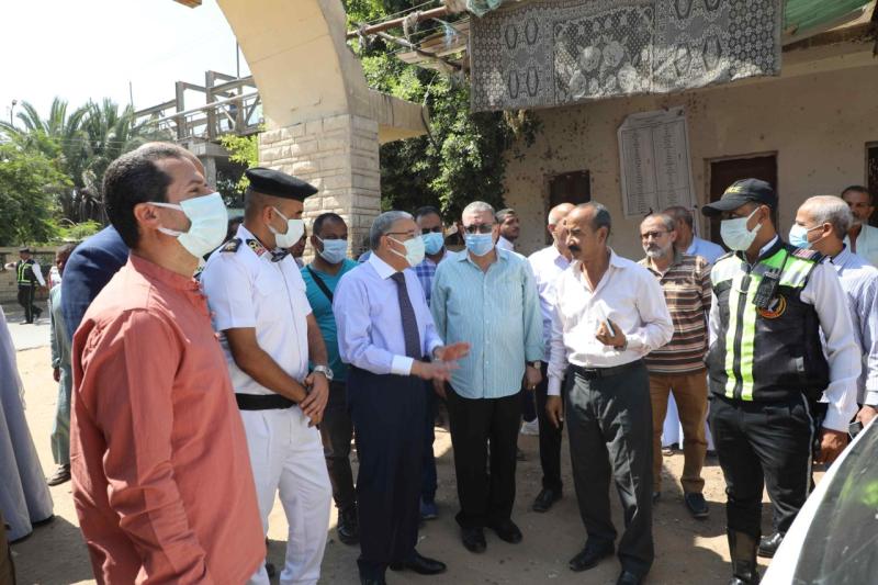 محافظ المنيا يتابع التزام السائقين بالتعريفة الجديدة للمواصلات بمواقف السيارات بمركز أبوقرقاص