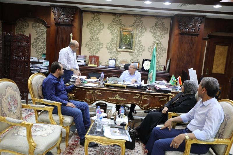 محافظ المنيا يناقش عدد من القضايا الخدمية مع أعضاء مجلس النواب