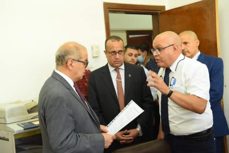 محافظ أسيوط خلال الافتتاح 