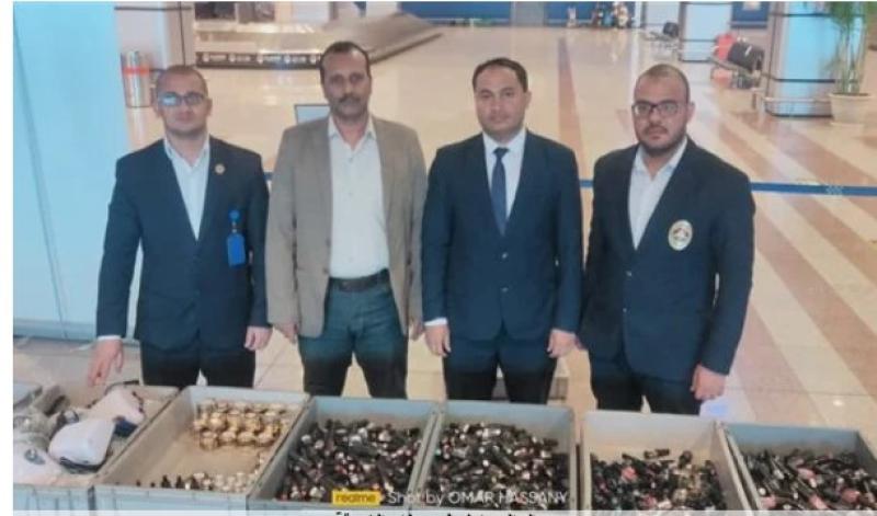رجال الجمارك في مطار الغردقة