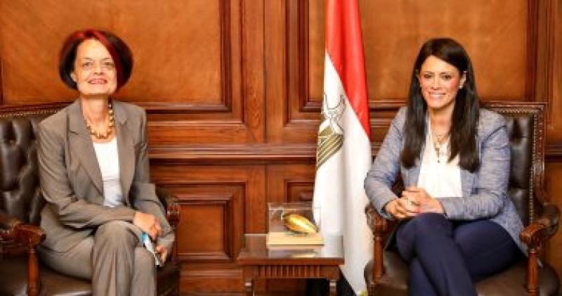 وزيرة التعاون الدولي مع كورين فليشر