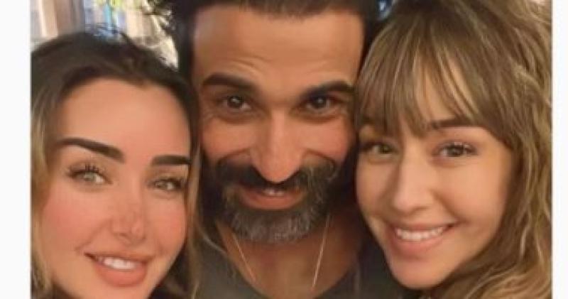 هنا الزاهد و زوجها أحمد فهمى و شقيقتها فرح