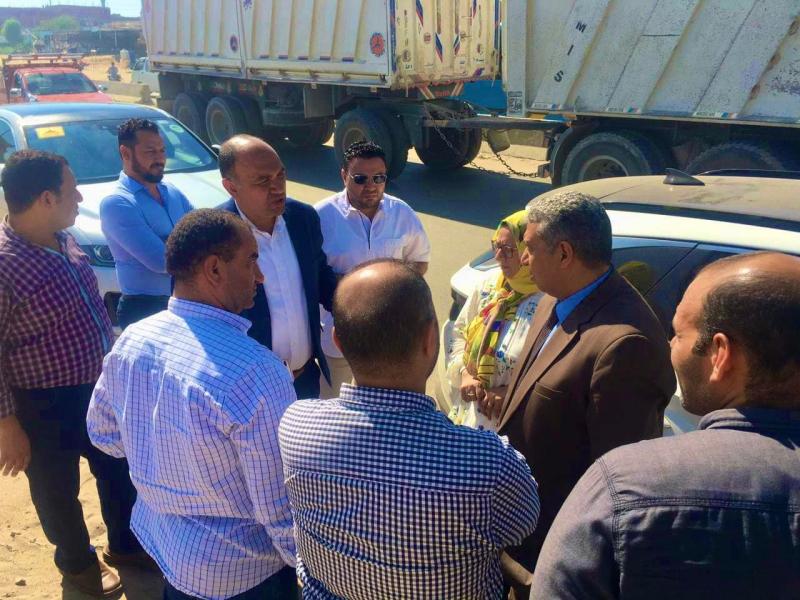 ” نائب منوف والسادات ” يتابع رصف وتطوير طريق كفر داود - السادات بالمنوفية