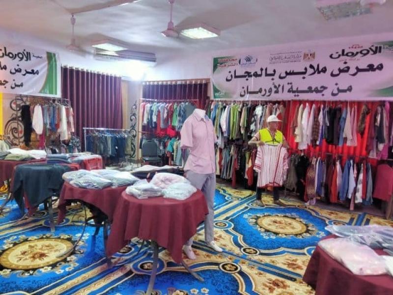 توزيع قطع ملابس على الأسر الأولى بالرعاية بالشرقية