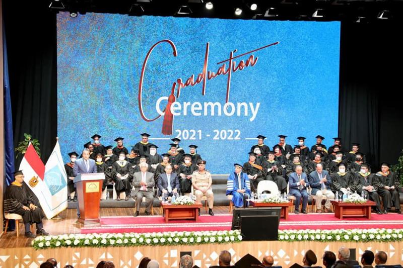 وزير التعليم العالي يشهد حفل تخريج دفعة جامعة العلوم والتكنولوجيا بمدينة زويل