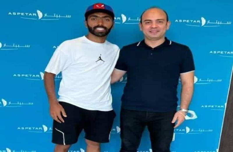 حسين الشحات لاعب الأهلي مع طبيب الفريق