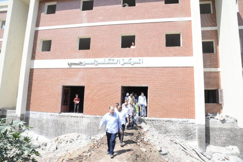 محافظ أسيوط يتفقد أعمال انشاء مجمع خدمات المواطنين