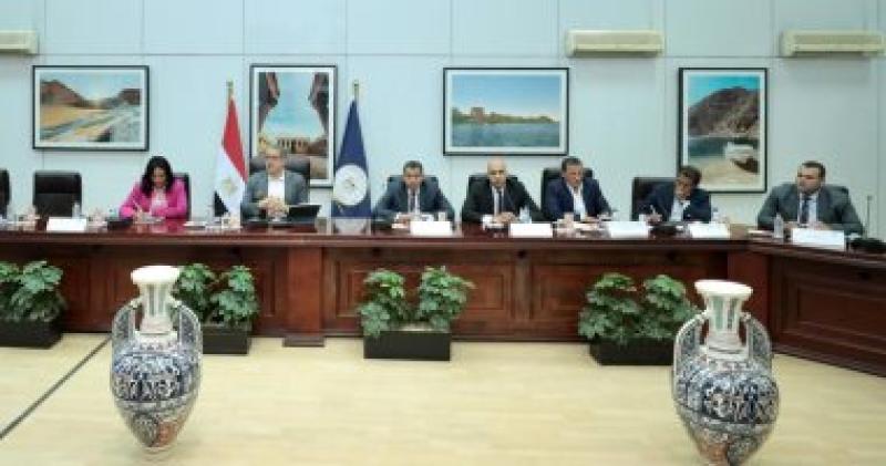 اجتماع وزيرا السياحة والطيران
