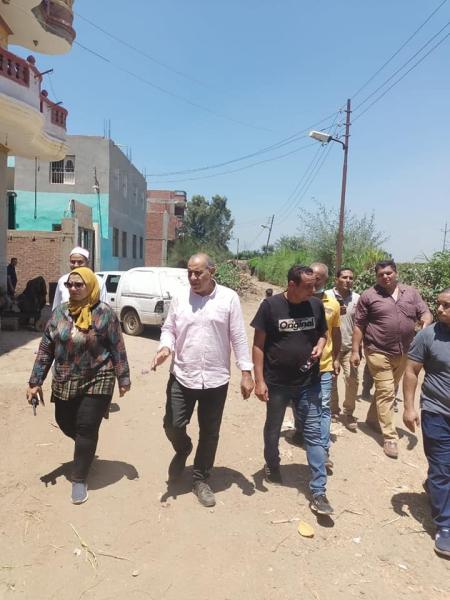 رئيس مركز ومدينة السنطة تتفقد اعمال الرصف بميت يزيدغربية