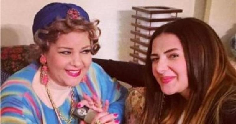 دنيا سمير غانم ووالدتها دلال عبد العزيز