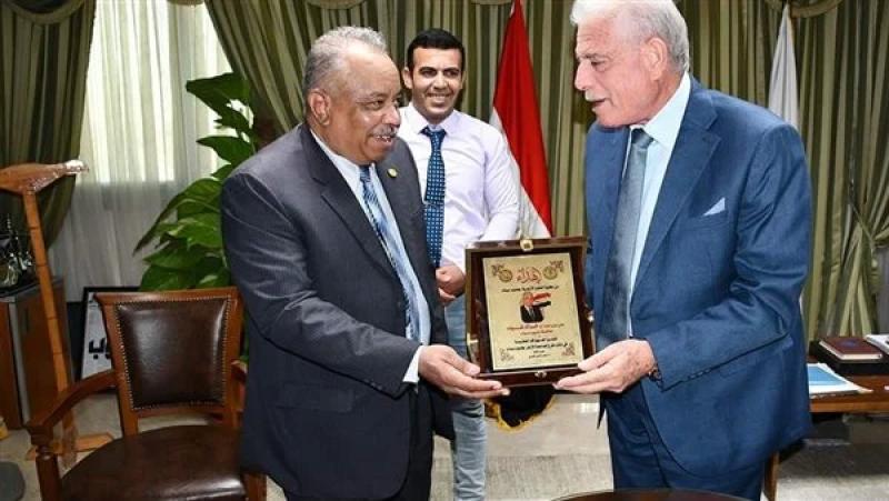 الكلية تكرم المحافظ
