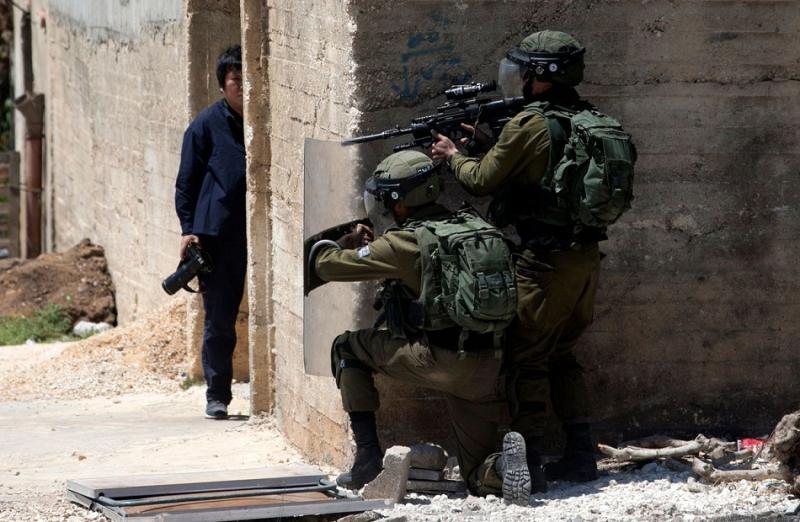 قوات الاحتلال الإسرائيلي تتربص بمسيرة فلسطينية - أرشيفية