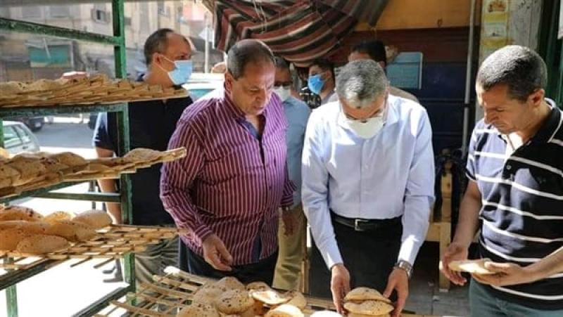 محافظ المنيا يوجه بغلق مخبز لتجميعه بطاقات تموينية