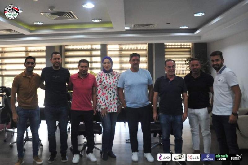روي فيتوريا برفقة أعضاء مجلس اتحاد الكرة