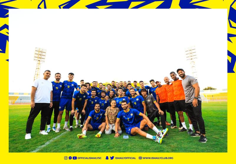 لاعبي الاسماعيلي مع امين نبيل محارب السرطان