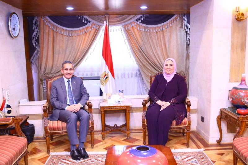 وزيرة التضامن خلال استقبالها الدكتور طارق رحمي محافظ الغربية