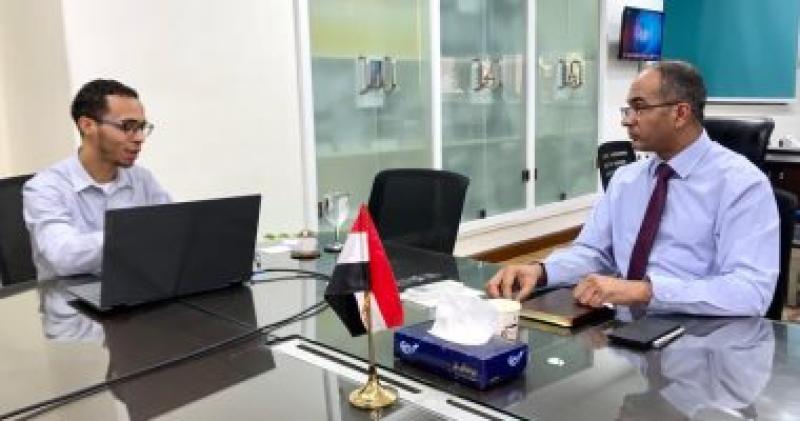 سيد إسماعيل يلتقي مع مسؤول شركة أجنبية