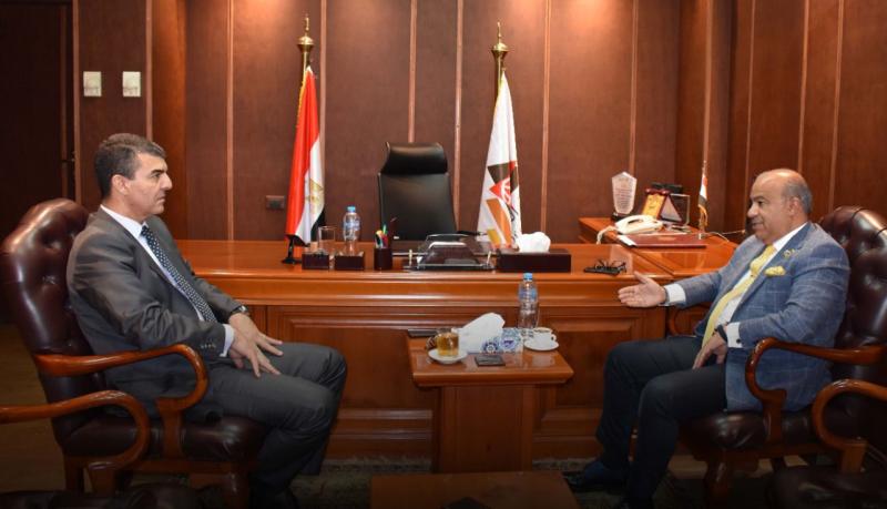 عشماوي  يتفقد فرع السجل التجارى بالغرفة التجارية  بالجيزة