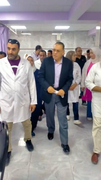 محافظ الشرقية يُفاجئ العاملين بمستشفى بلبيس المركزي