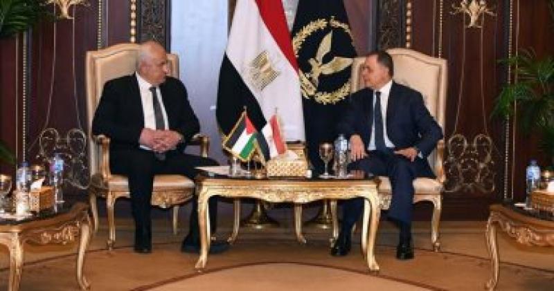 وزير الداخلية يستقبل نظيره الفلسطيني