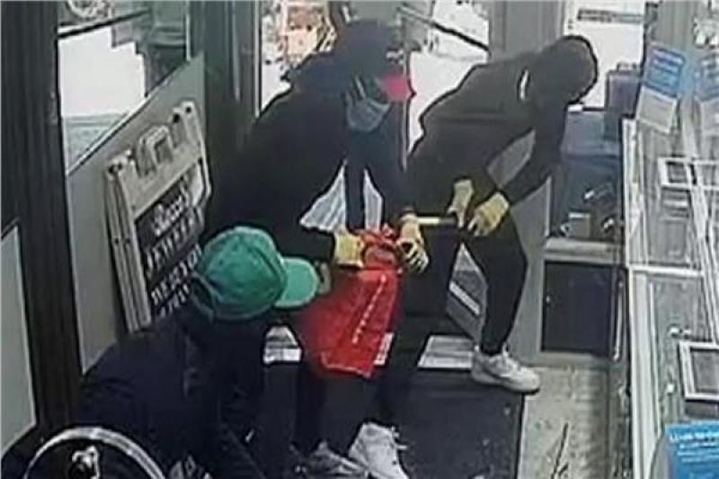 لصوص يسرقون متجر مجوهرات