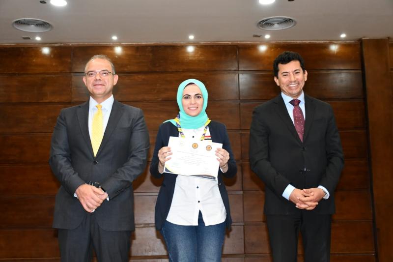 تسليم شهادات اجتياز دورات تدريب المدربين على الثقافة المالية غير المصرفية