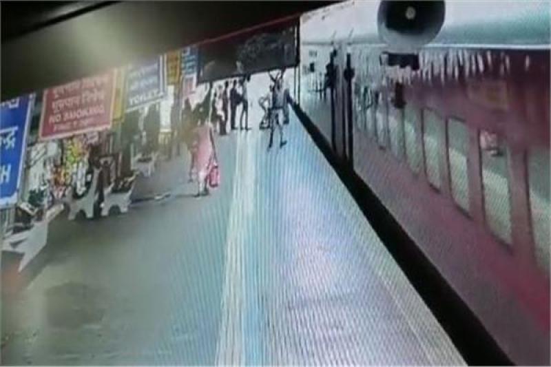 ضابط ينقذ امرأة وطفلها من أسفل عجلات قطار