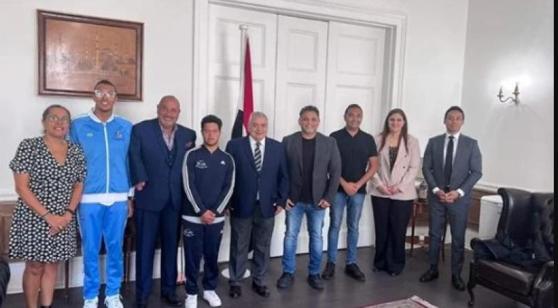 القنصل العام بلندن يلتقي البعثة المصرية