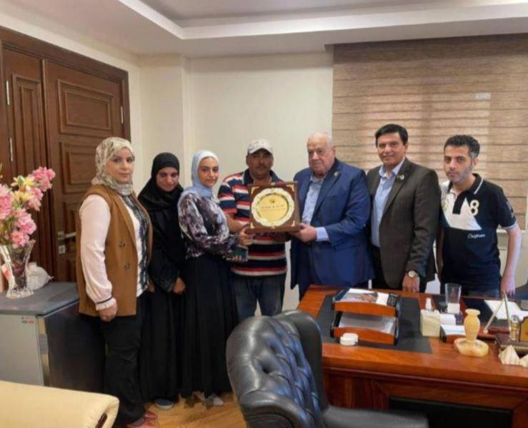خلال تكريم الطالبة 