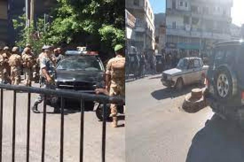 المسلح يحتجز الموظفين داخل البنك