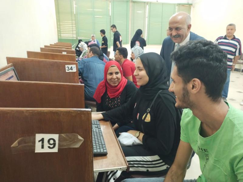 نائب رئيس جامعة الزقازيق يتفقد مكتب التنسيق  الإلكترونى