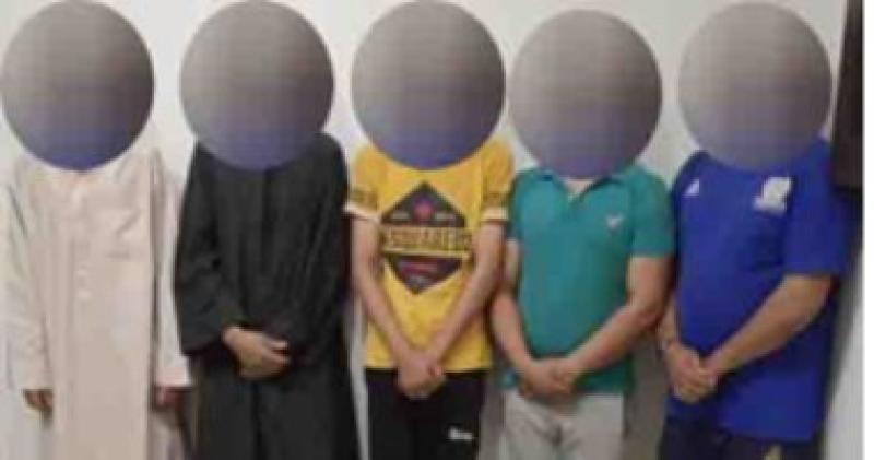 المتهمون عقب إلقاء القبض عليهم وبحوزتهم المضبوطات