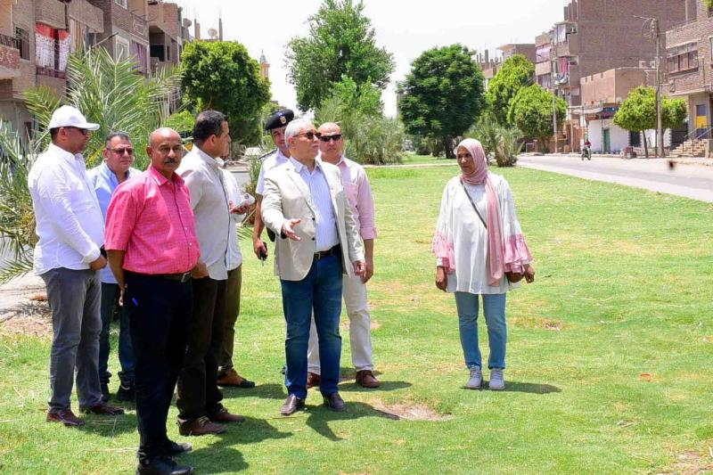 محافظ الأقصر يتفقد شارع سيالة بدران