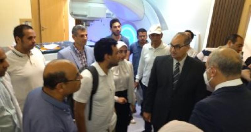 رئيس المستشفيات التعليمية خلال الجولة