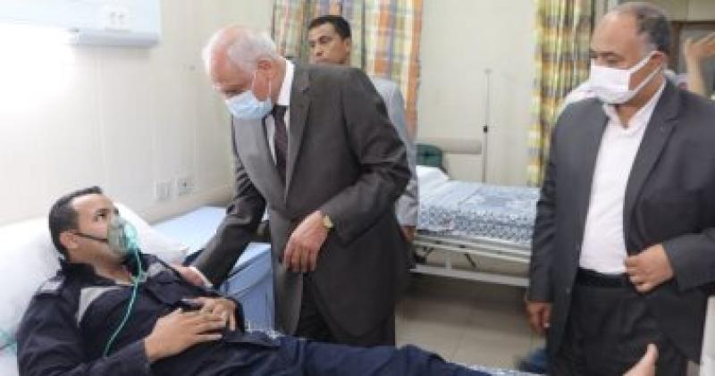 محافظ الجيزة مع المصابين