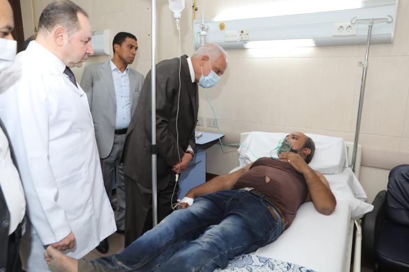 محافظ الجيزة يطمئن على المصابين