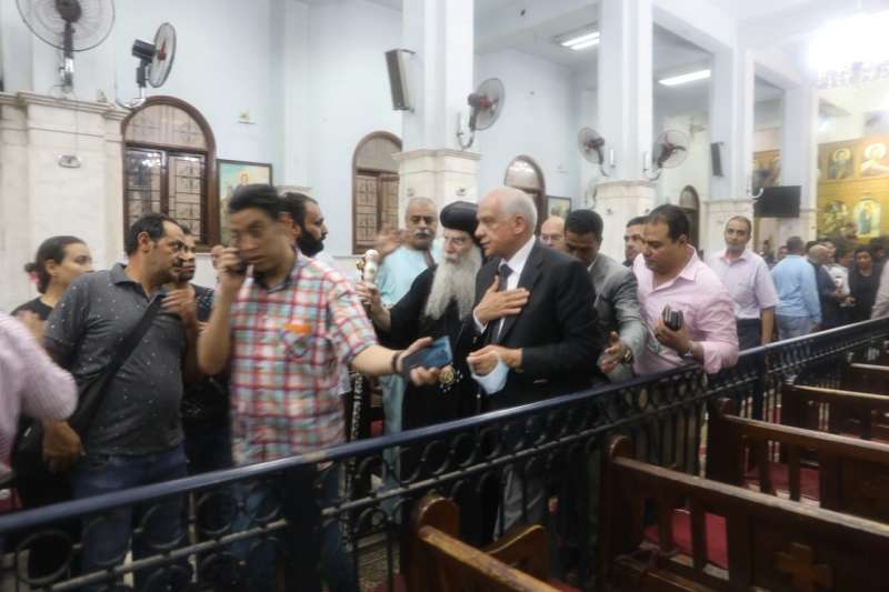 المحافظ خلال القداس 