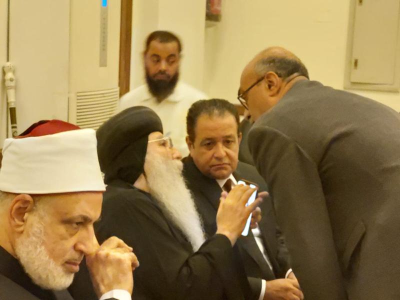 أثناء تقديم العزاء 